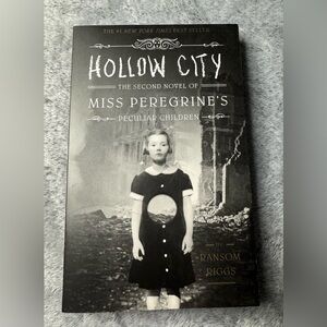 Hollow City - 2nd Novel in Miss Peregrine's Peculiar Children by Ransom Riggs